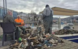 Balıkçıların ağına yaklaşık 1 ton çöp takıldı...