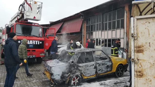 Sanayi sitesinde yangın: 3 araç yandı