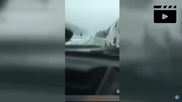 Kar yağışını yayınlamak isteyen sürücü kaza yaptı.