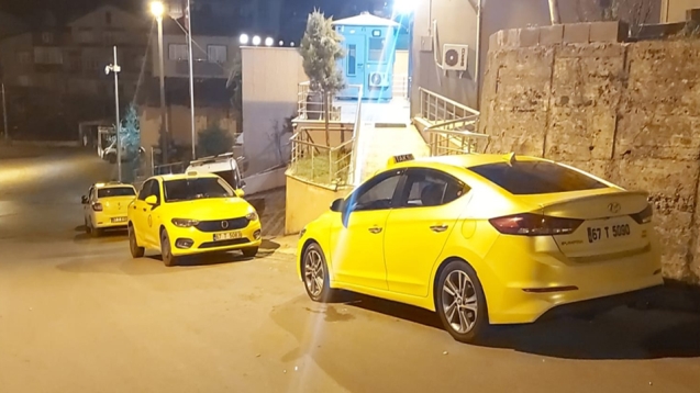 Taksiye taşla saldırdı,gece durağı bastı...