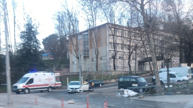 Direksiyon hakimiyetini kaybetti, elektrik direğine çarptı..
