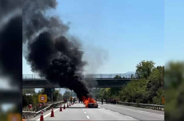 Seyir halindeki otomobil alev alev yandı...