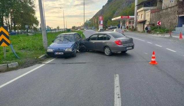 Yine ters yön faciası... Otomobiller çarpıştı...