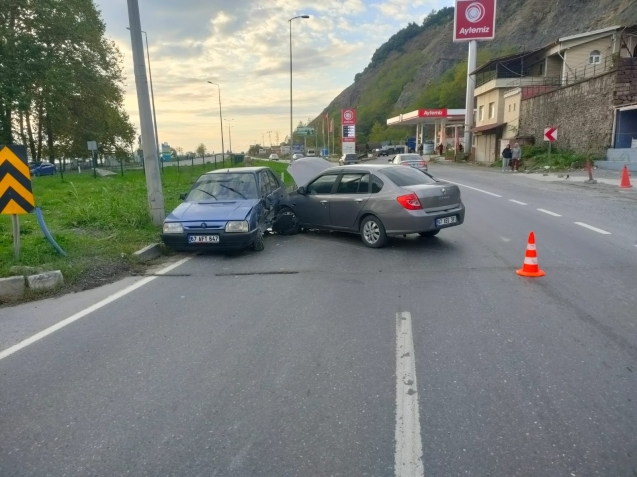 Yine ters yön faciası... Otomobiller çarpıştı...