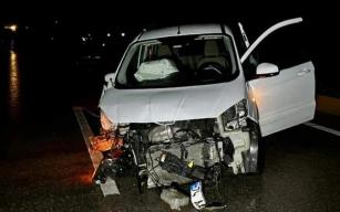 Tekerlek fırladı, araç bariyerlere saplandı: 3 yaralı!