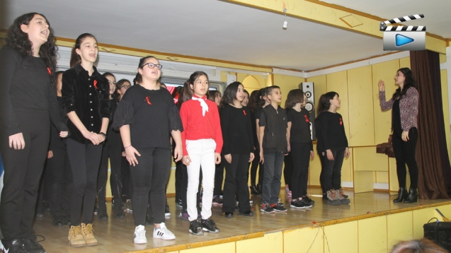 DEMET HOCA VE KOROSU AYAKTA ALKIŞLANDI...