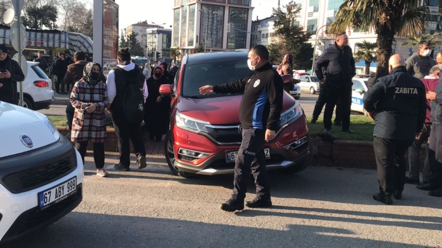 El frenini çekmeyi unuttuğu otomobil refüje çıktı.
