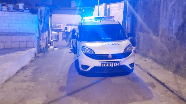 Bileklerini keserek canına kıymak istedi.