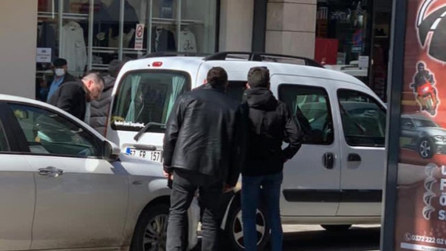 Seyir halinde olan iki otomobil çarpıştı...