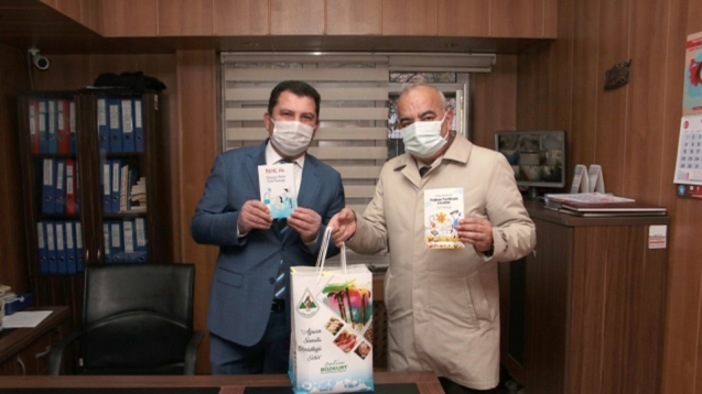 Başkan Bozkurt’tan Okullara Kitap Seti