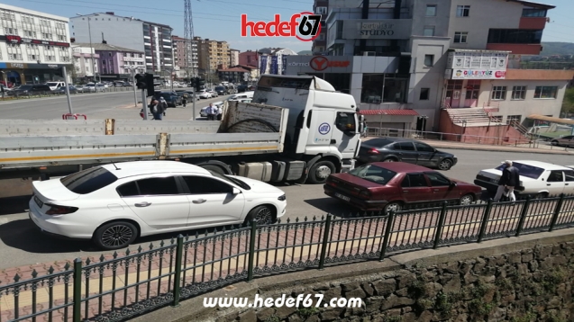 Sorumsuz sürücüler trafiği felç etti…