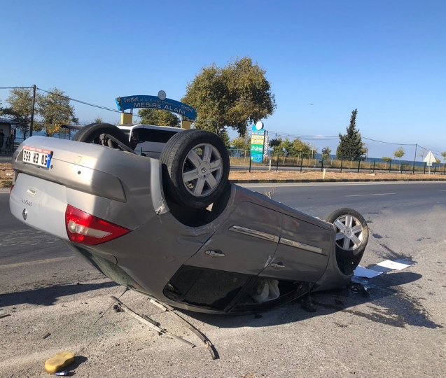 Trafik kazasında otomobil takla attı...