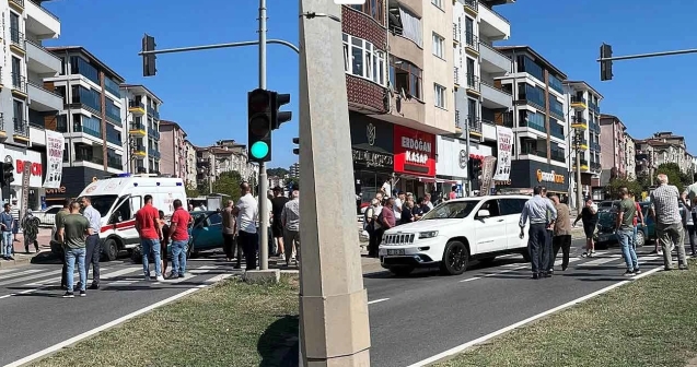Kırmızı ışıkta çarpıştılar… Yaralılar var…