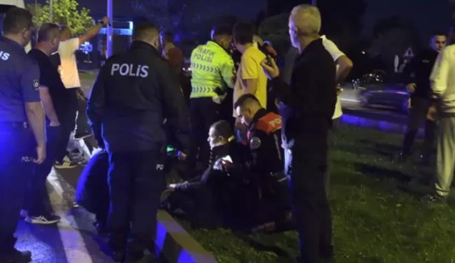 Islanan yolda motosikletli iki yunus ekibi kaza yaptı...