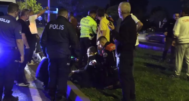 Islanan yolda motosikletli iki yunus ekibi kaza yaptı...