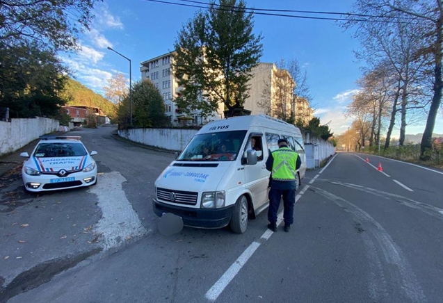 Trafik , Jandarma araçları denetlemeye devam ediyor.