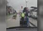 Yolda kalan aracın imdadına trafik polisleri koştu.