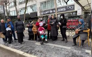 Altınlarını emanet ettiler... Evinin önünde eylem yaptılar