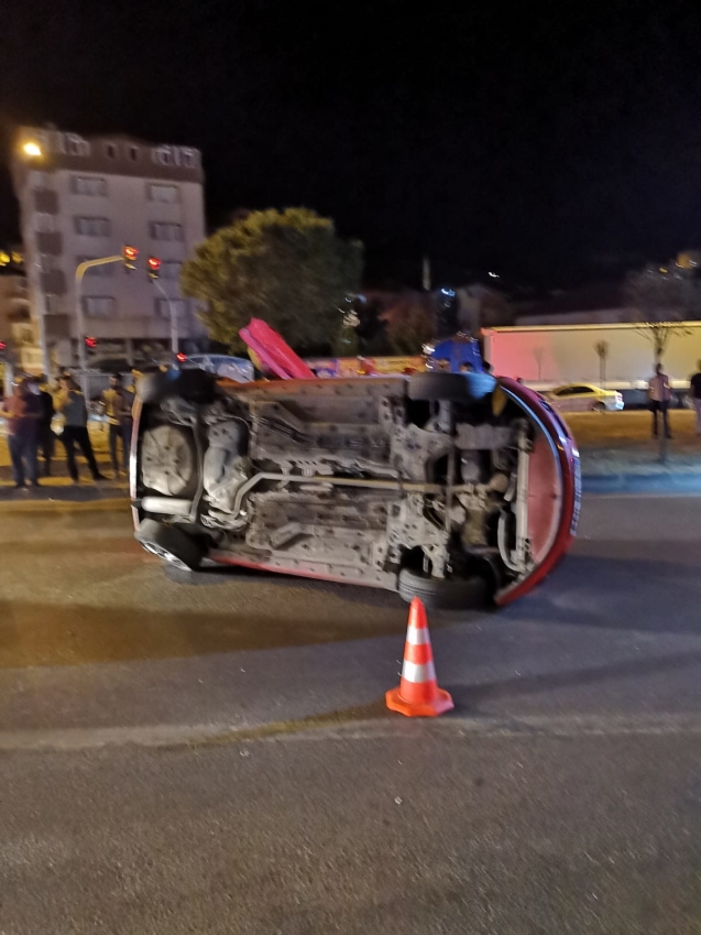 Kırmızı ışıkta geçti... 2 yaralı...