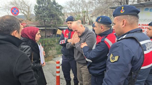 Elleri kelepçeli getirildi... Gözyaşlarına boğuldu...