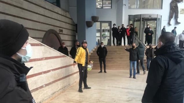 Belediye Başkanına kızdı...kendini yakmaya çalıştı.