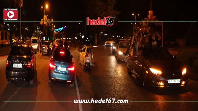 Beşiktaş taraftarları caddelerde şampiyonluk kutlaması yaptı