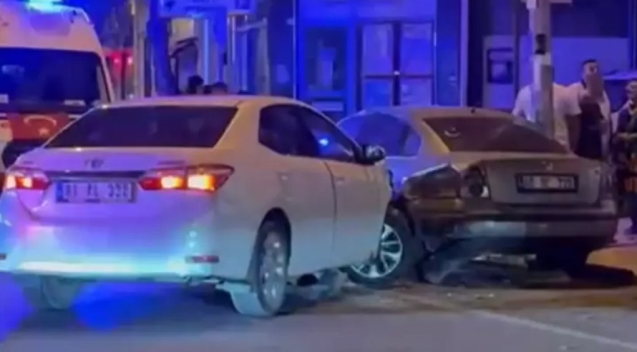 Alkollü sürücü, park halindeki 2 araca çarptı...