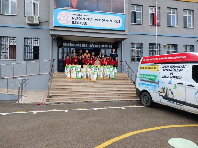 MİNİK KALPLER, BELEDİYE BARINAĞINA MAMA DESTEĞİNDE BULUNDU