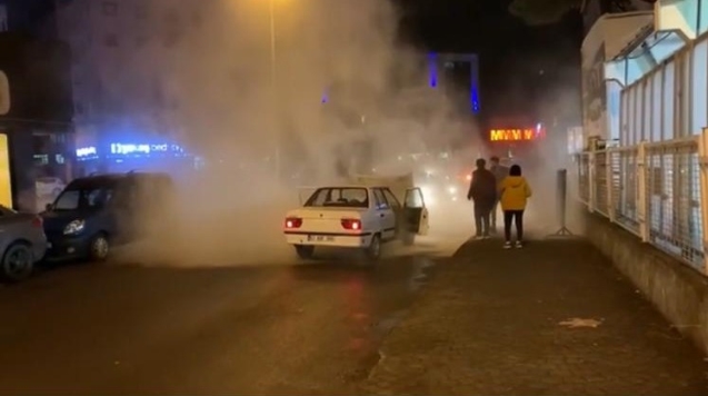 Seyir halindeki otomobil aniden yanmaya başladı...