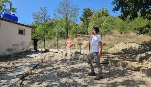 Arazisinden geçen yolu kapattı...