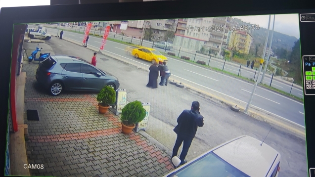 Depremden korktu.. oğlunu sırtında taşıdı...