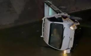 Alkollü sürücü sulama kanalına devrildi...