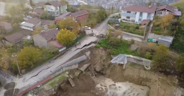 Kazılan temelin yanından geçen yol çöktü...