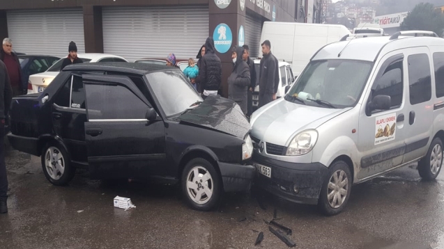 İki araç kafa kafaya çarpıştı. 1 yaralı..