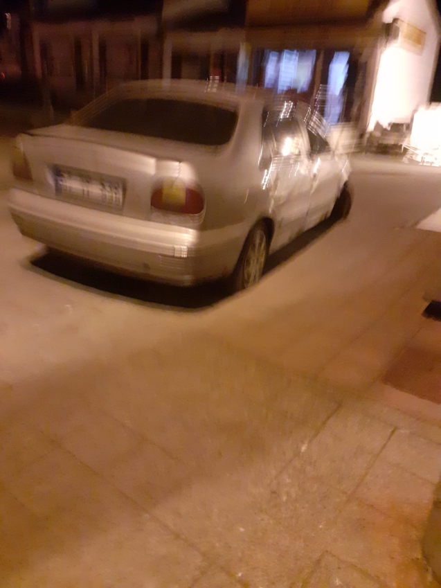 Alkollü sürücü bariyerlere çarparak durabildi.