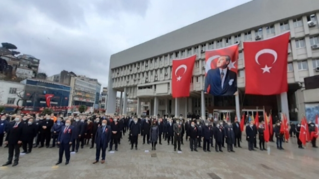 Vali Tutulmaz yağmura rağmen Törene devam ediyoruz dedi...