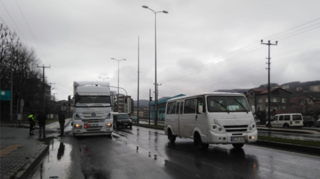 TIR yolu tek şeride düşürdü...