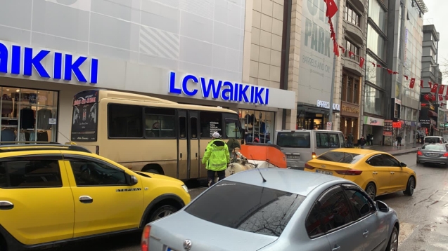 Beton mikseri ile dolmuş çarpıştı