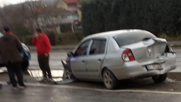 3 araç çarpıştı: 1 yaralı