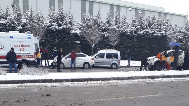 Zincirleme trafik kazasında 4 kişi yaralandı...