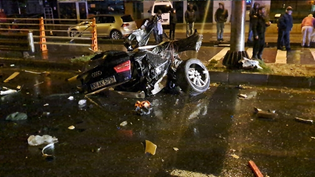 Kaza yaptı, otomobil parçalara ayrıldı...