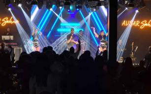 Gökhan Özen sahnede, davetliler salonda coştu…