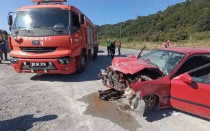 Feci kaza…Kamyon ile otomobil çarpıştı…