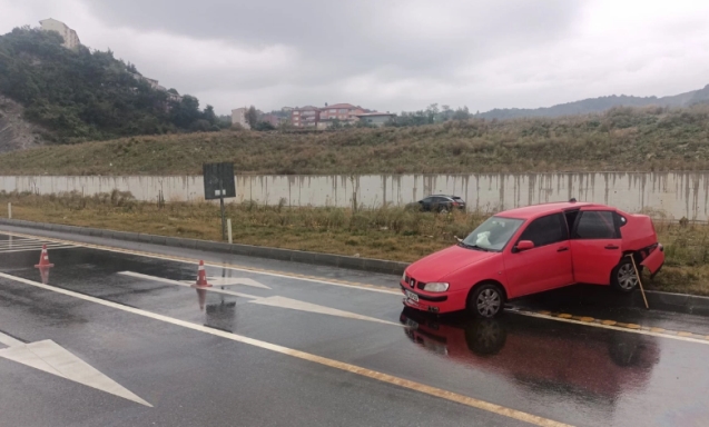 Kaygan zeminde karşı şeride geçti... Hastaneye kaldırıldı