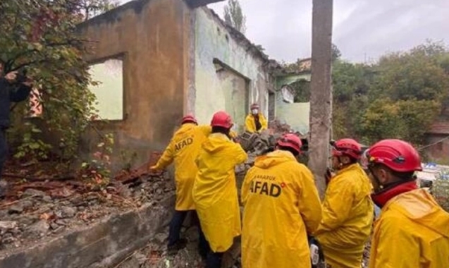 AFAD enkaz altında kalan kişileri kurtardı