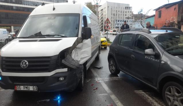 Yaya geçidinde zincirleme kaza yaşandı...