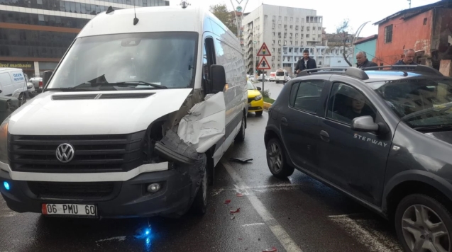 Yaya geçidinde zincirleme kaza yaşandı...