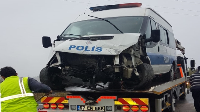 Polis minibüsü kaza yaptı... 1 yaralı...