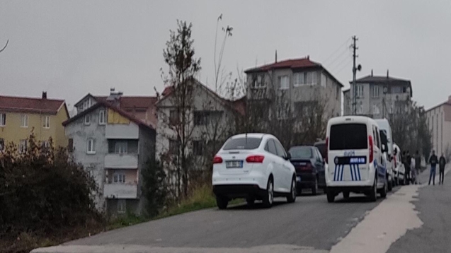 Yolu kapatan arsa sahibi ile mahalleli arasında kavga çıktı.