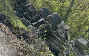 Şarampole yuvarlandı... Hastaneye kaldırıldı...